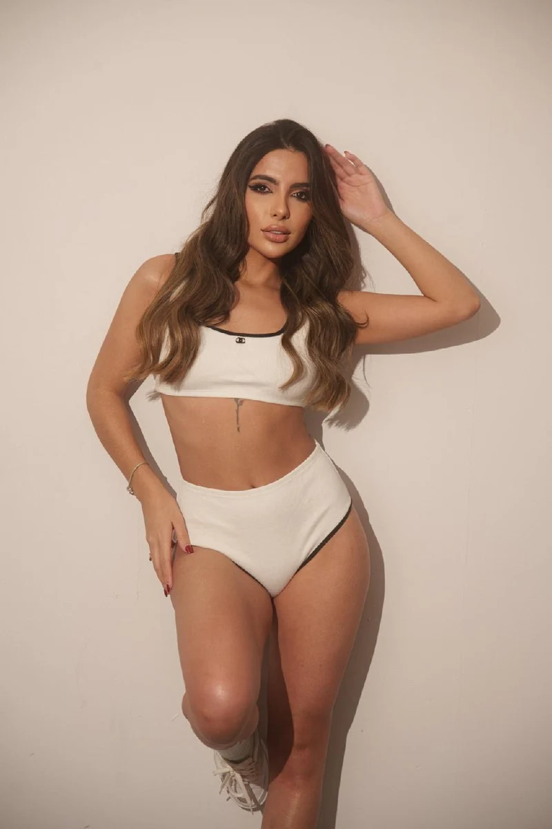 Лора escort in Kazan